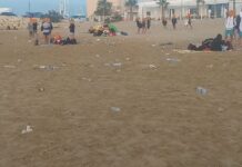 Bottiglie di alcol e rifiuti ovunque questa mattina in alcuni tratti di spiaggia a Marina di Ragusa, Chiavola e D’Asta: “E i controlli?”