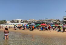 Spiagge traboccanti di bagnanti a Marina, D’Asta e Chiavola: “Non c’è alcun tipo di distanziamento e controllo anticontagio”